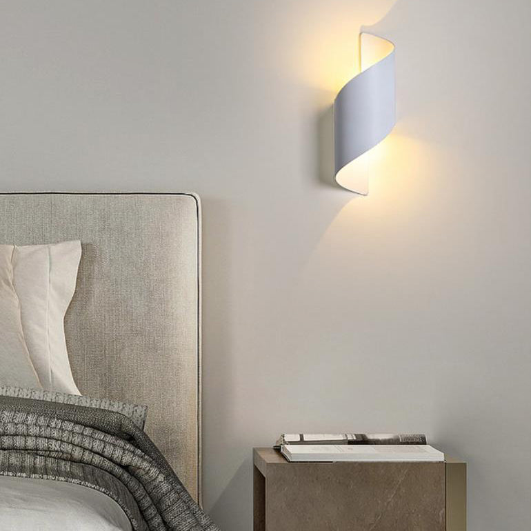 مصباح حائطي LED بتصميم هندسي من سبائك الألومنيوم العصري البسيط لغرفة النوم 