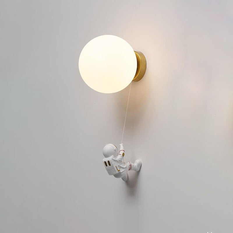 Applique murale contemporaine créative Orb Astronaut en résine de fer à 1 lumière pour chambre 