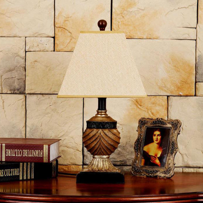 Lámpara de mesa de 1 luz con base tallada de resina y pantalla de tela con diseño de rayas de orbe tradicional europea para dormitorio 