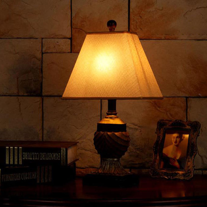 Lámpara de mesa de 1 luz con base tallada de resina y pantalla de tela con diseño de rayas de orbe tradicional europea para dormitorio 