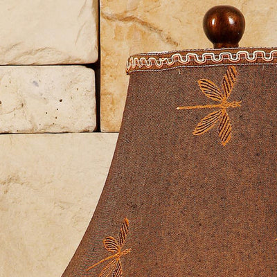 Lámpara de mesa de 1 luz con base tallada de resina y pantalla de tela con diseño de rayas de orbe tradicional europea para dormitorio 