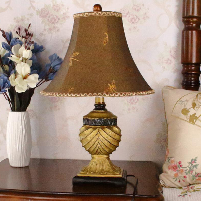 Lámpara de mesa de 1 luz con base tallada de resina y pantalla de tela con diseño de rayas de orbe tradicional europea para dormitorio 