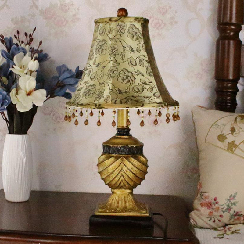 Lámpara de mesa de 1 luz con base tallada de resina y pantalla de tela con diseño de rayas de orbe tradicional europea para dormitorio 