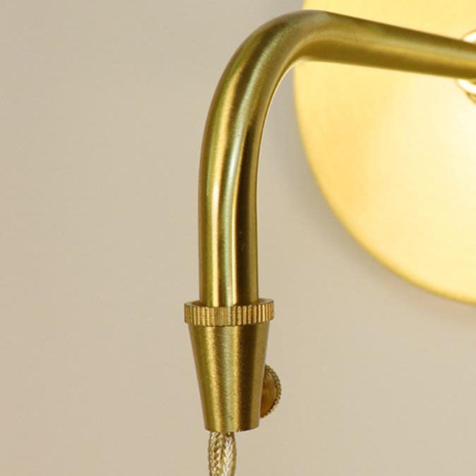 Applique murale traditionnelle française en laiton sculpté avec verre à 1 lumière pour chambre 