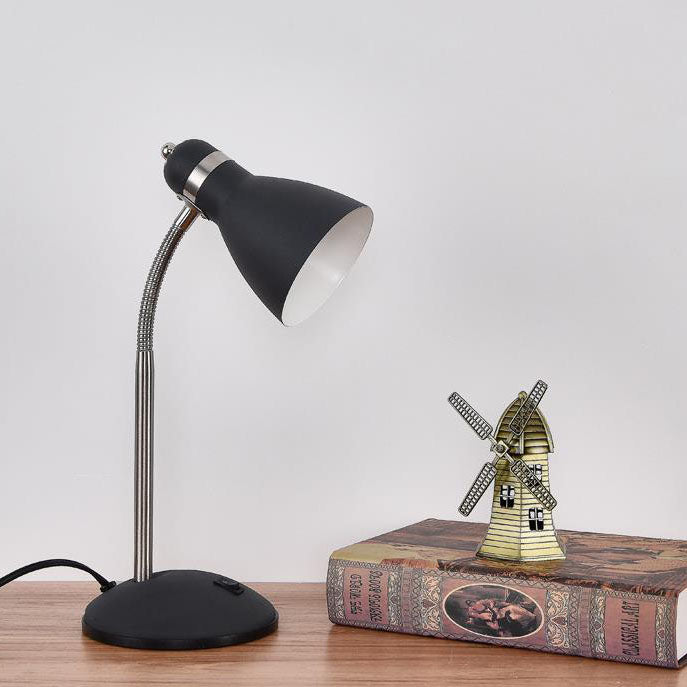 Lámpara de mesa de 1 luz de manguera de hierro con cuerno escandinavo contemporáneo para dormitorio 