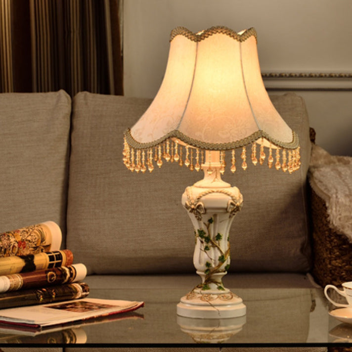 Lampe de table à une lumière avec vase en tissu résiné fer traditionnel européen peint à franges pour chevet 