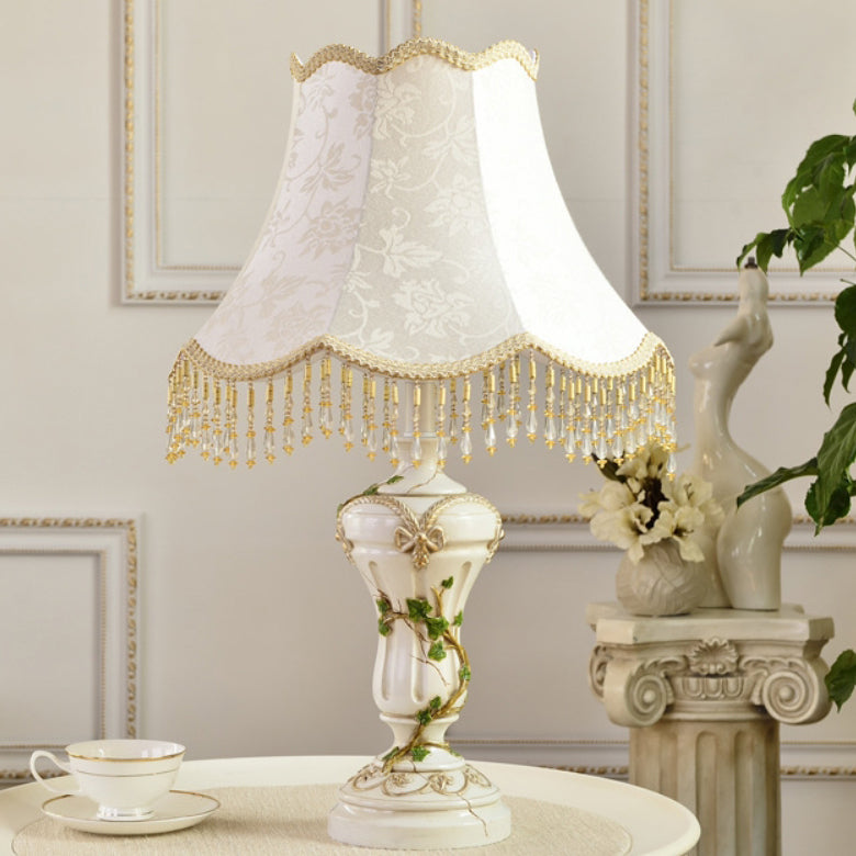 Lampe de table à une lumière avec vase en tissu résiné fer traditionnel européen peint à franges pour chevet 