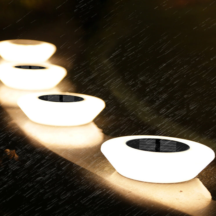 إضاءة خارجية LED للمناظر الطبيعية بتصميم مخروطي دائري بسيط حديث مضاد للماء للطاقة الشمسية من مادة PP PS للحديقة 