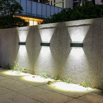 مصباح حائط LED مستطيل مقاوم للماء من ABS PVC بتصميم بسيط عصري للطاقة الشمسية للفناء الخارجي 