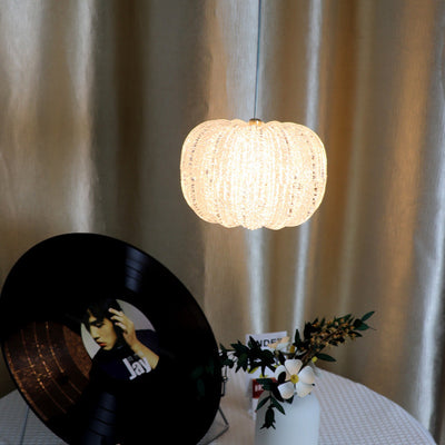 Zeitgenössische kreative runde Kürbis-Hardware-Acryl-LED-Pendelleuchte für Schlafzimmer 