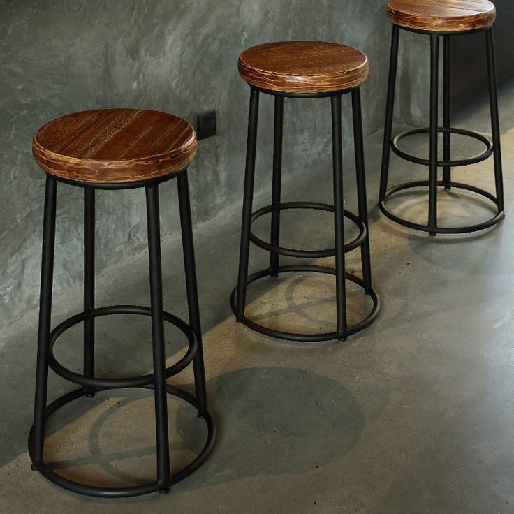 Tabouret de bar sans dossier en bois massif rond industriel contemporain avec cadre en fer et repose-pieds pour salle à manger 