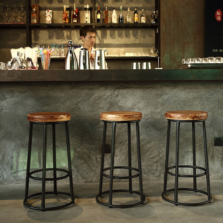 Tabouret de bar sans dossier en bois massif rond industriel contemporain avec cadre en fer et repose-pieds pour salle à manger 