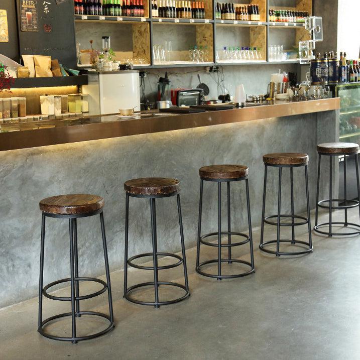 Tabouret de bar sans dossier en bois massif rond industriel contemporain avec cadre en fer et repose-pieds pour salle à manger 