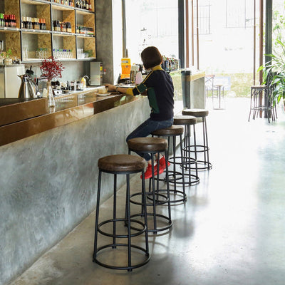 Tabouret de bar sans dossier en bois massif rond industriel contemporain avec cadre en fer et repose-pieds pour salle à manger 