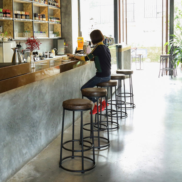 Tabouret de bar sans dossier en bois massif rond industriel contemporain avec cadre en fer et repose-pieds pour salle à manger 