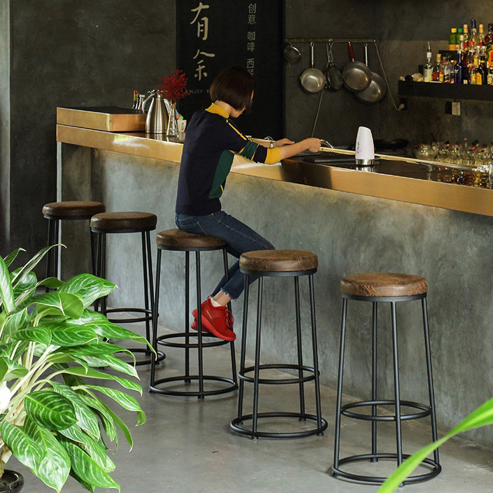 Tabouret de bar sans dossier en bois massif rond industriel contemporain avec cadre en fer et repose-pieds pour salle à manger 