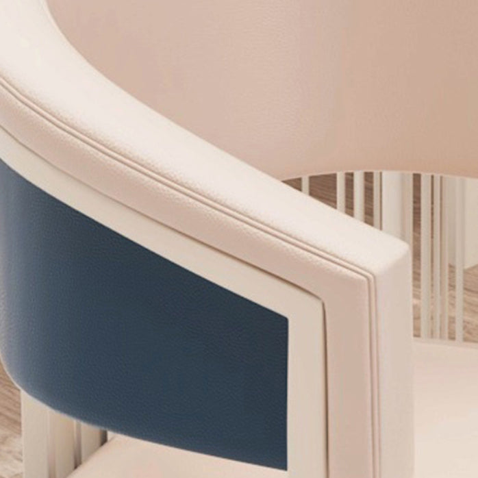 Moderner luxuriöser quadratischer Bogen-Faux-Nappa-Leder-Esszimmerstuhl aus Eisen mit Rückenlehne und Armlehnen für das Esszimmer 