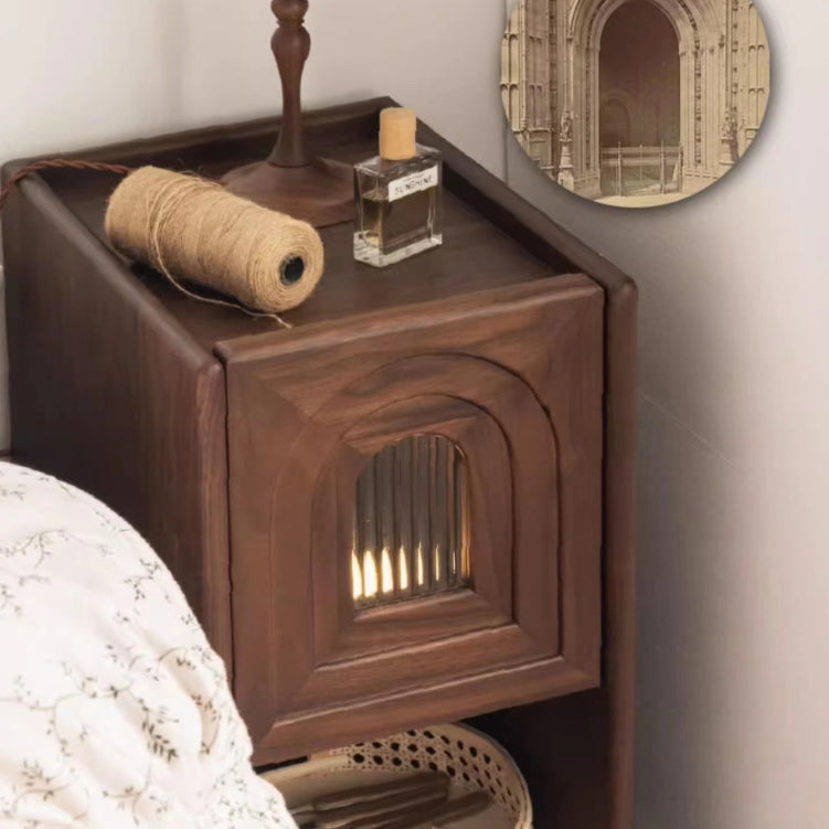 Zeitgenössischer Retro-Rechteckiger Gewölbter Tür Walnuss-Glas-Nachttisch mit 1 Schublade und Nachtlicht für das Bett 