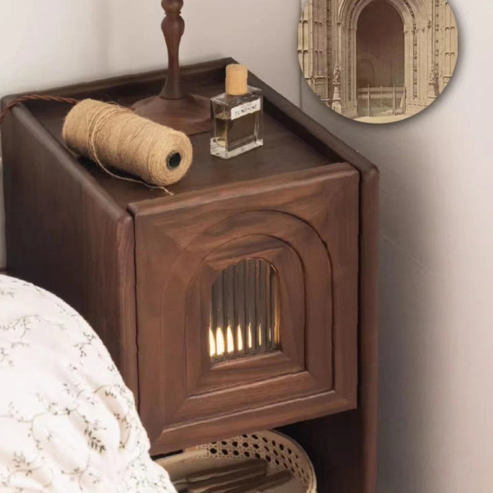 Zeitgenössischer Retro-Rechteckiger Gewölbter Tür Walnuss-Glas-Nachttisch mit 1 Schublade und Nachtlicht für das Bett 
