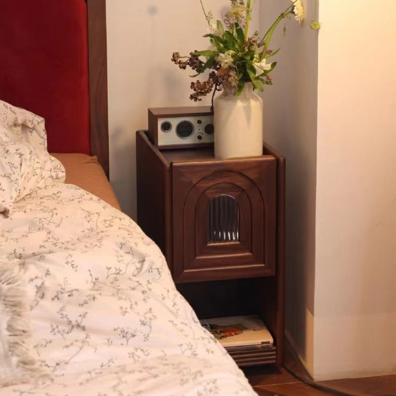 Zeitgenössischer Retro-Rechteckiger Gewölbter Tür Walnuss-Glas-Nachttisch mit 1 Schublade und Nachtlicht für das Bett 