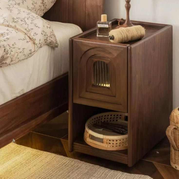 Zeitgenössischer Retro-Rechteckiger Gewölbter Tür Walnuss-Glas-Nachttisch mit 1 Schublade und Nachtlicht für das Bett 