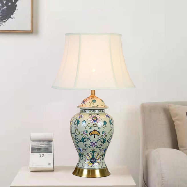 Lámpara de mesa de 1 luz con pantalla de lino, base de cobre y cerámica con patrón contemporáneo retro de hojas de loto para dormitorio 