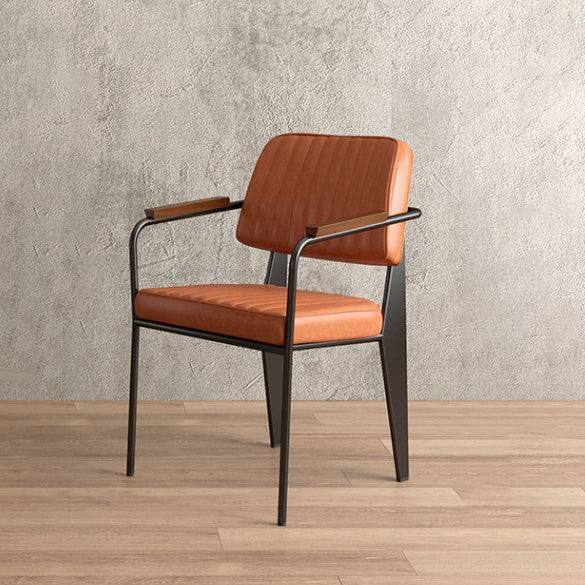 Zeitgenössischer industrieller Ölwachslack Leder Metall Schwamm Holz quadratischer vertikaler Streifen Esszimmerstuhl Rückenlehne Armlehne für Esszimmer 