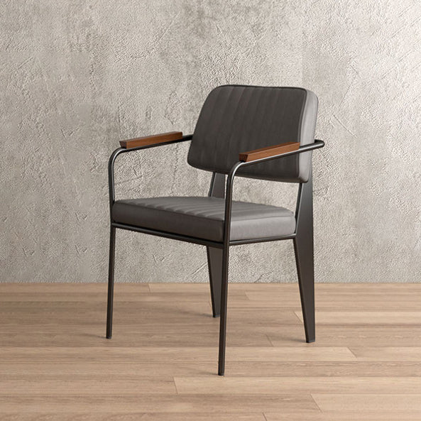 Zeitgenössischer industrieller Ölwachslack Leder Metall Schwamm Holz quadratischer vertikaler Streifen Esszimmerstuhl Rückenlehne Armlehne für Esszimmer 