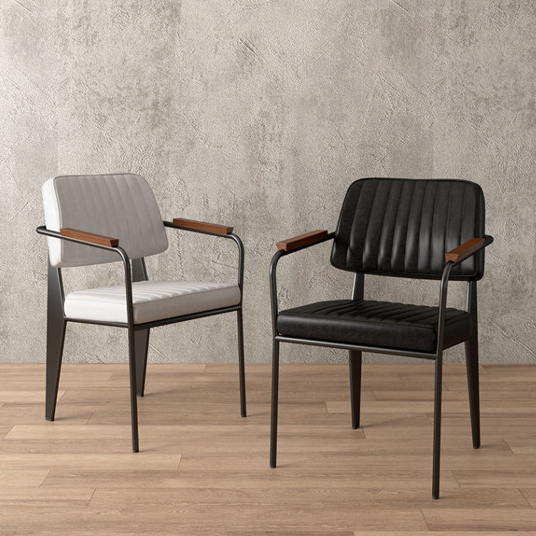 Chaise de salle à manger contemporaine en cuir industriel métal éponge bois carré à rayures verticales dossier accoudoir pour salle à manger 