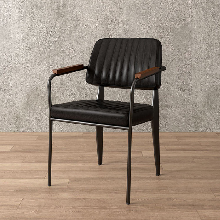 Zeitgenössischer industrieller Ölwachslack Leder Metall Schwamm Holz quadratischer vertikaler Streifen Esszimmerstuhl Rückenlehne Armlehne für Esszimmer 
