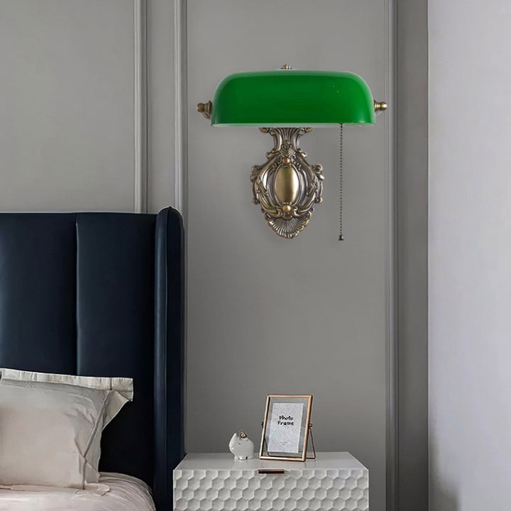 Zeitgenössische Retro-Wandleuchte mit 1 Leuchtquelle, kupferfarbenem Gestell und grünem Glasschirm, für das Schlafzimmer 