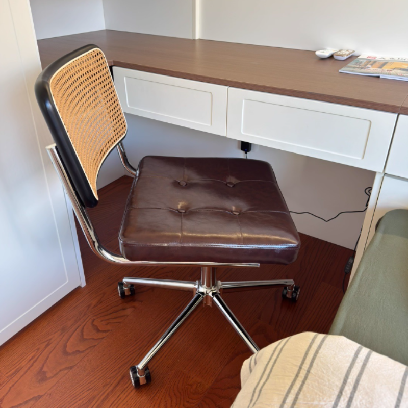 現代的なレトロウィービングラタンPUレザースチール合金リフト可能なスクエアデスクチェアの背もたれホームオフィス用 