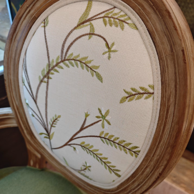 كرسي طعام من القماش المخملي بإطار خشبي منحني تقليدي أوروبي مستهلك بمظهر قديم مع ظهر مستدير لغرفة الطعام 