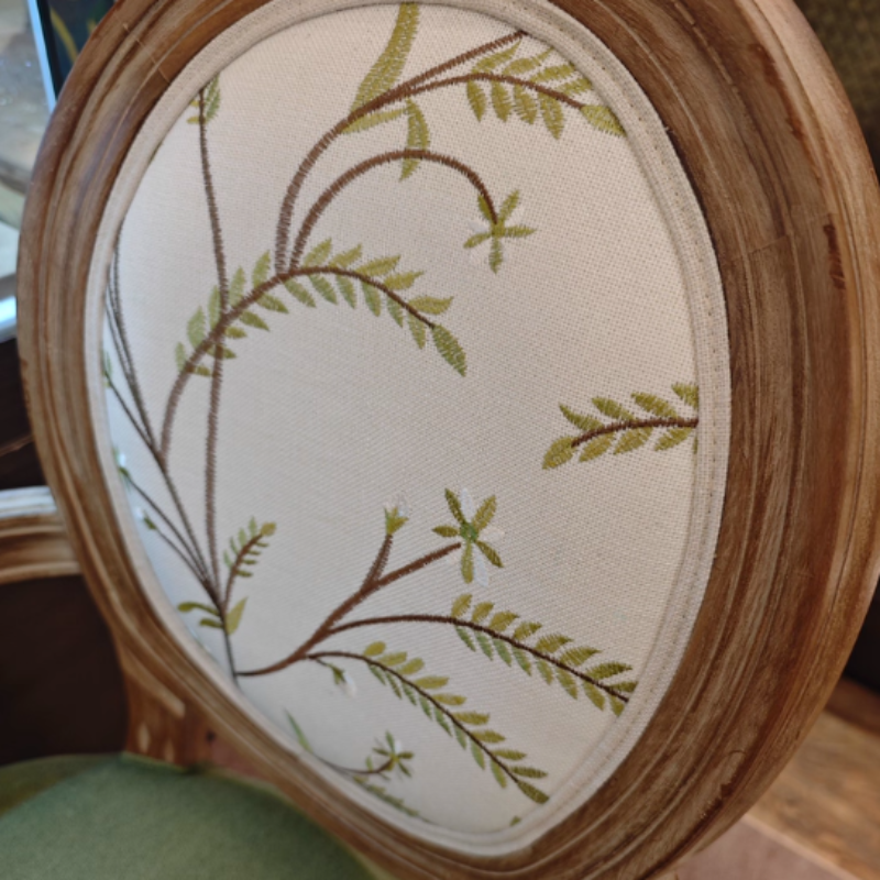 كرسي طعام من القماش المخملي بإطار خشبي منحني تقليدي أوروبي مستهلك بمظهر قديم مع ظهر مستدير لغرفة الطعام 