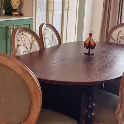 كرسي طعام من القماش المخملي بإطار خشبي منحني تقليدي أوروبي مستهلك بمظهر قديم مع ظهر مستدير لغرفة الطعام 