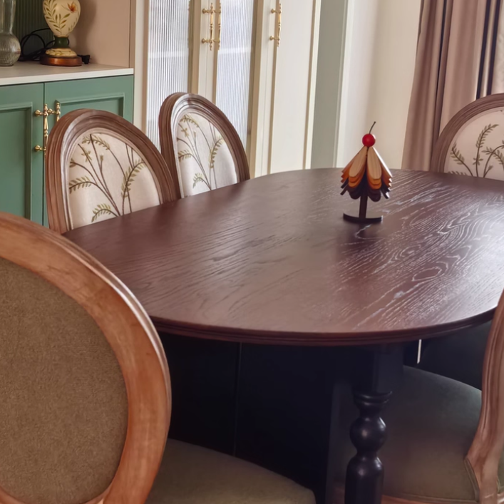 كرسي طعام من القماش المخملي بإطار خشبي منحني تقليدي أوروبي مستهلك بمظهر قديم مع ظهر مستدير لغرفة الطعام 