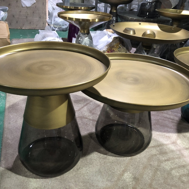 Zeitgenössischer skandinavischer runder Metall-Glas-Couchtisch mit 1-Tablett-Aufbewahrung für das Wohnzimmer 