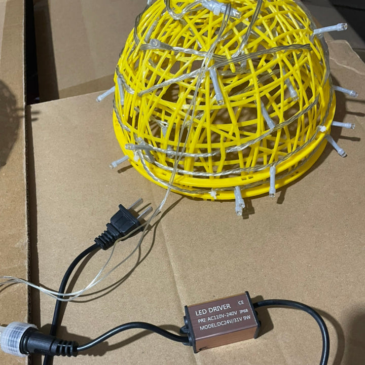 Moderne Art Deco Solar Wasserdichte Geflechtkugel Hängende PVC Kunststoff LED Außenleuchte Landschaftsbeleuchtung für den Garten 