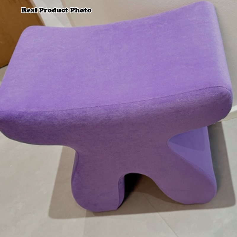 Tabouret bas sculptural arrondi en bois massif, contreplaqué et velours, style minimaliste moderne, pour chambre à coucher 