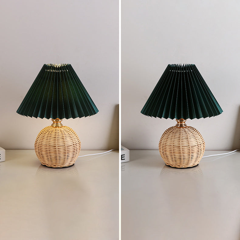 Zeitgenössische nordische Tischlampe aus Rattangewebe mit plissierter konischer Kugel, LED, für Schlafzimmer 