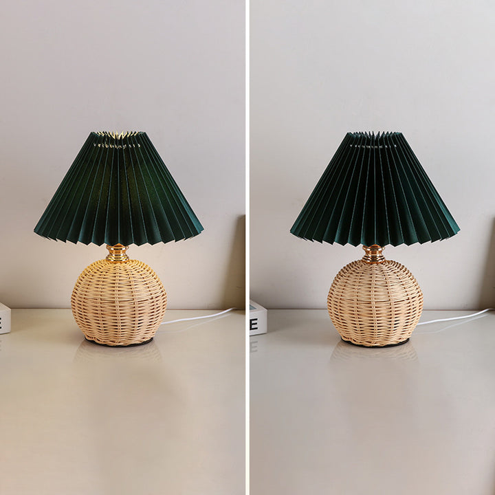 Zeitgenössische nordische Tischlampe aus Rattangewebe mit plissierter konischer Kugel, LED, für Schlafzimmer 