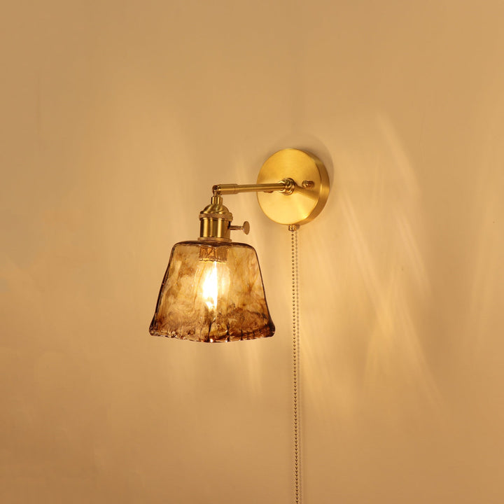 Applique murale 1 lumière en laiton vintage traditionnel avec abat-jour en verre ambré carré pour salon 