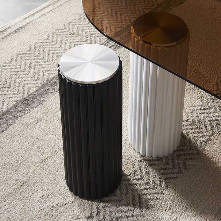 Zeitgenössischer skandinavischer atypischer Bogen-Teardrop-Kaffeetisch aus Fiberglas mit gehärtetem Glas für das Wohnzimmer 