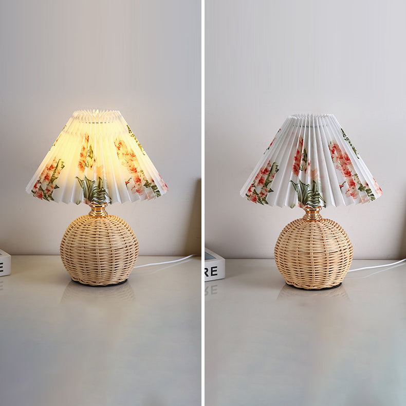 Zeitgenössische nordische Tischlampe aus Rattangewebe mit plissierter konischer Kugel, LED, für Schlafzimmer 