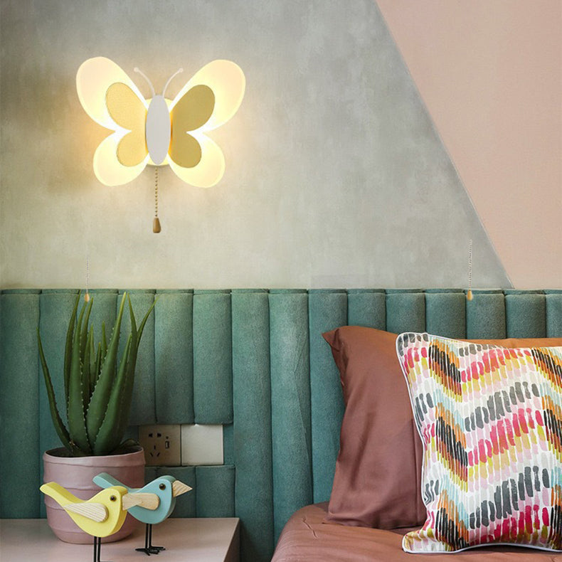 Applique murale LED en fer avec design de papillon acrylique créatif contemporain pour chambre 