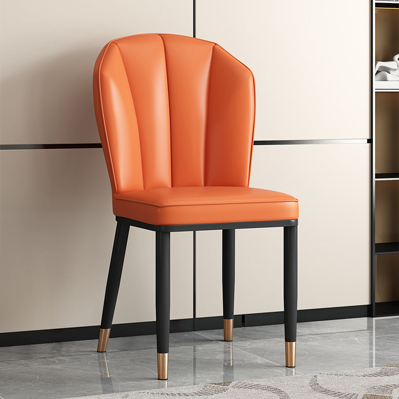Chaise de salle à manger moderne en cuir artificiel de luxe en acier au carbone avec dossier en éponge carrée 