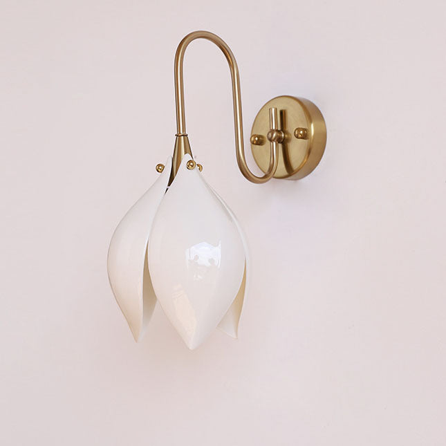 Zeitgenössische Retro-Keramik-Magnolienblumenform Eisenrahmen 1-Licht Wandleuchte für Schlafzimmer 