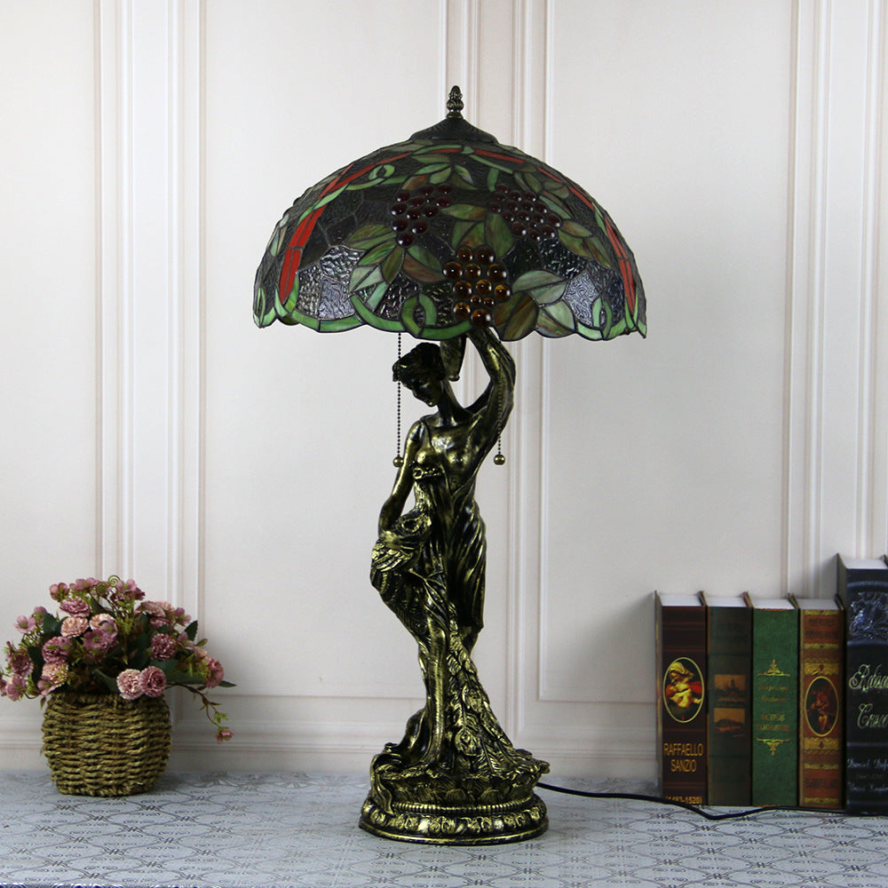 Lampe de table à 2 lumières avec base de femme jolie en forme de vache en diamant de raisin en dôme de verre en résine Tiffany traditionnel pour chevet 