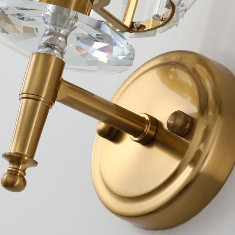 Applique murale contemporaine de luxe avec cadre finition dorée et abat-jour en cristal à 1 lumière pour salon 