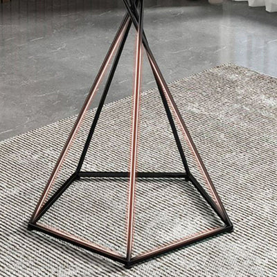 Table d'appoint moderne minimaliste ronde avec texture marbre et base polygonale en métal pour salon 